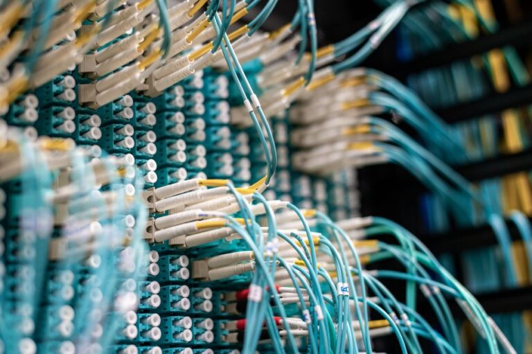 Câbles réseau connectés à un data center