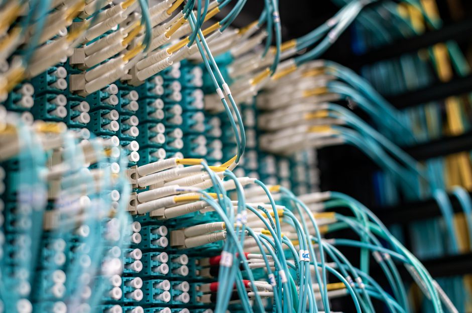 Câbles réseau connectés à un data center