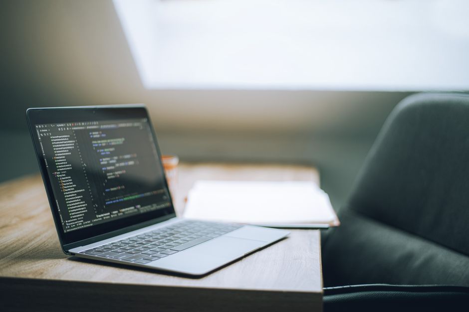 Développeur travaillant sur du code
