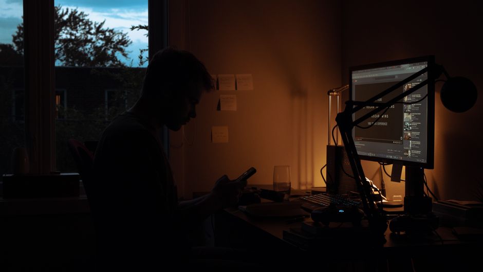 Utilisation d'un smartphone dans un bureau