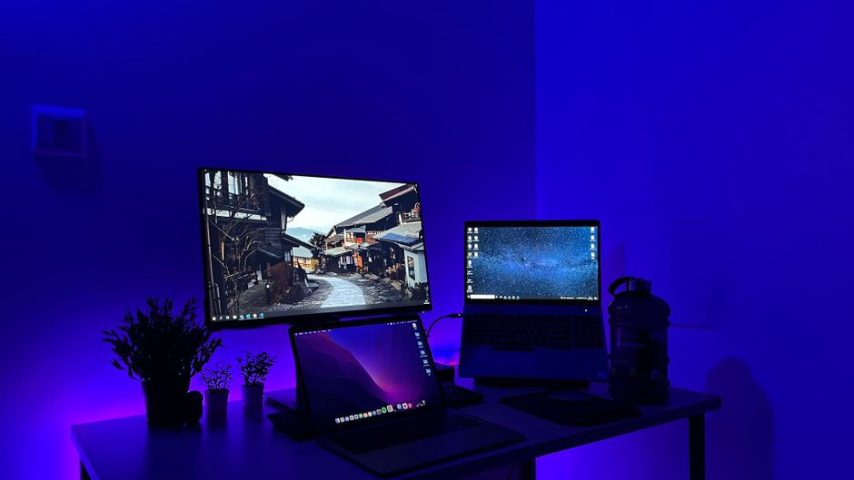 Bureau avec écrans bleus lumineux