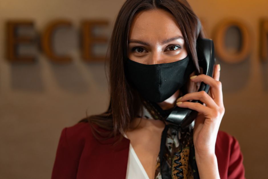 Réceptionniste au téléphone à l'accueil