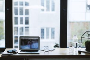 Poste de travail avec ordinateur portable au bureau