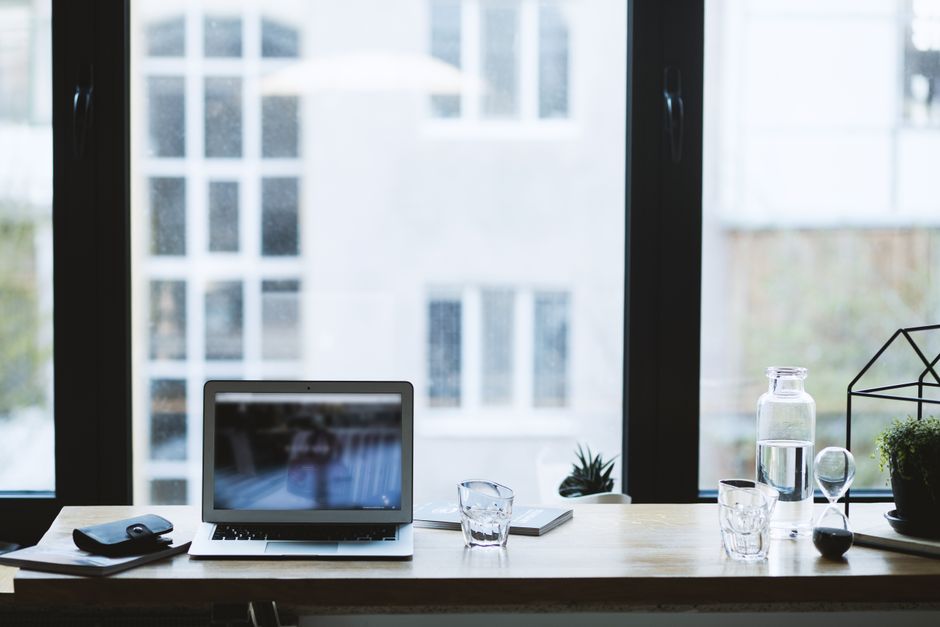 Poste de travail avec ordinateur portable au bureau