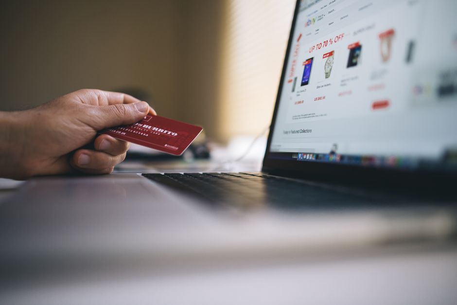 Paiement en ligne avec carte bancaire sur ordinateur