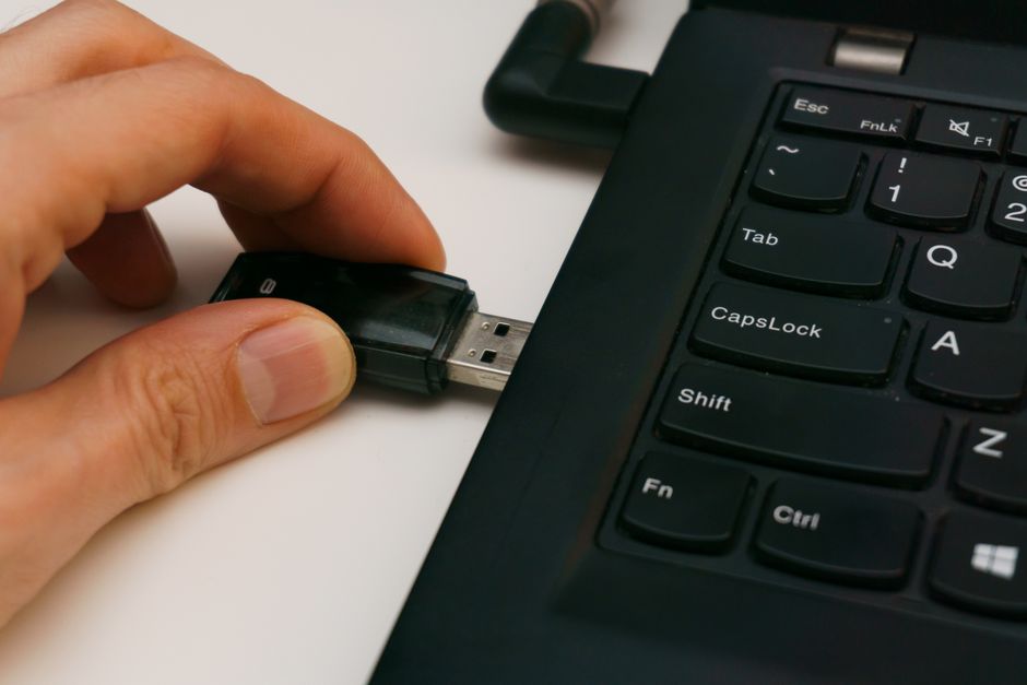 Clé USB branchée sur un ordinateur portable
